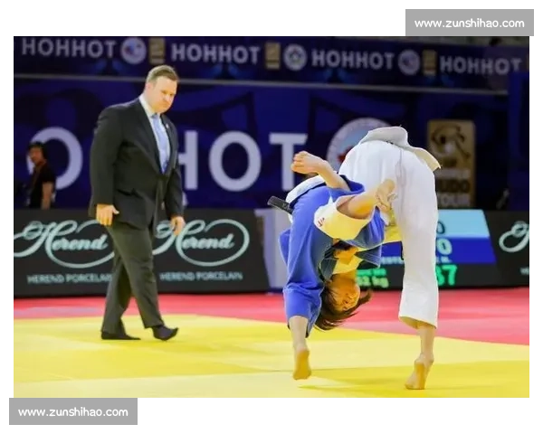 女子柔道赛场激烈对决 选手全力以赴展现坚韧拼搏精神